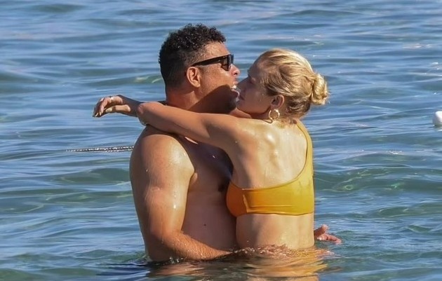 Nguoi mau toc vang o ben Ronaldo 7 nam hinh anh