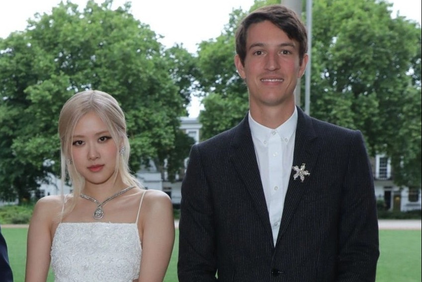 Con trai tai gioi cua ty phu thoi trang hinh anh