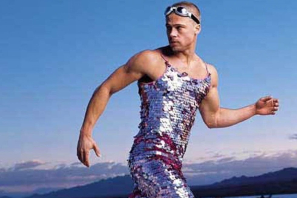 Brad Pitt thach thuc gioi tinh khi dien vay hinh anh