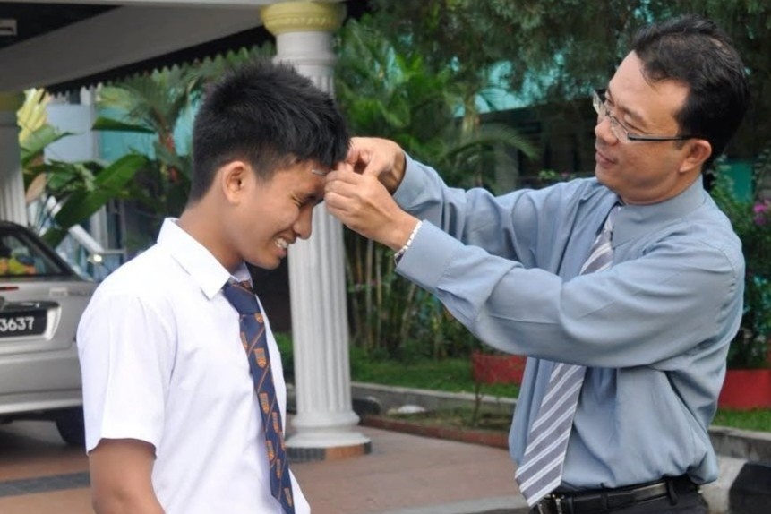 Hong Kong cam hoc sinh nam de toc dai hinh anh