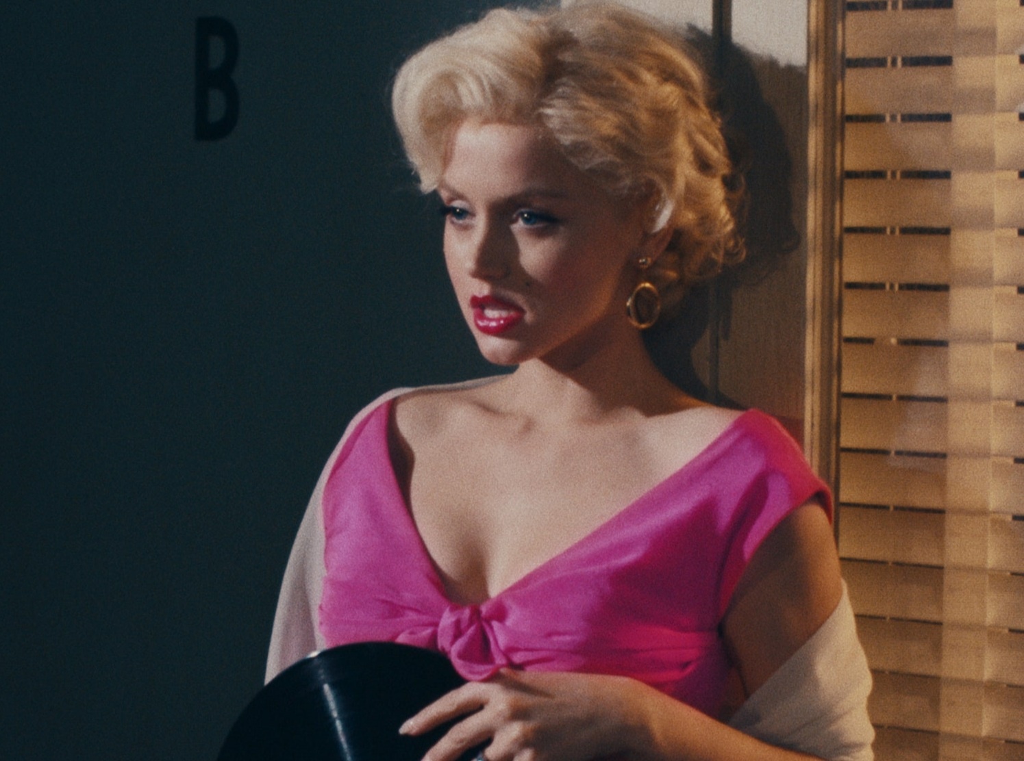 Su tra tan khi vao vai Marilyn Monroe hinh anh