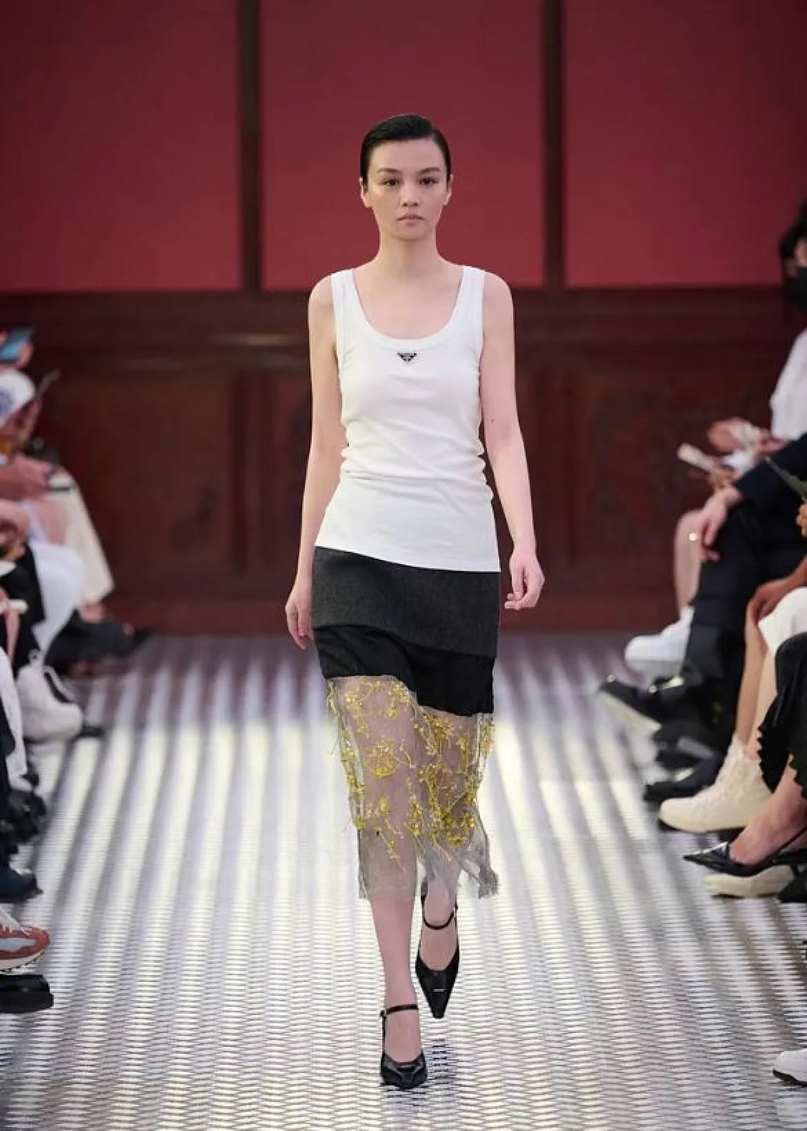 Prada phá vỡ lệnh cấm để trình diễn thời trang  ảnh 2 Prada pha vo lenh cam de trinh dien thoi trang anh 2