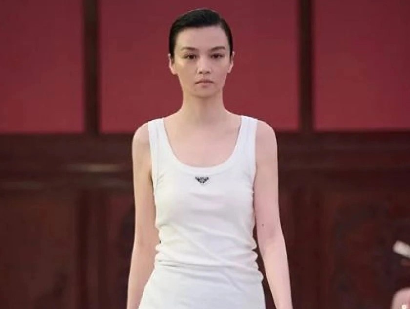 Prada tro lai san dien Trung Quoc bat chap lenh cam hinh anh