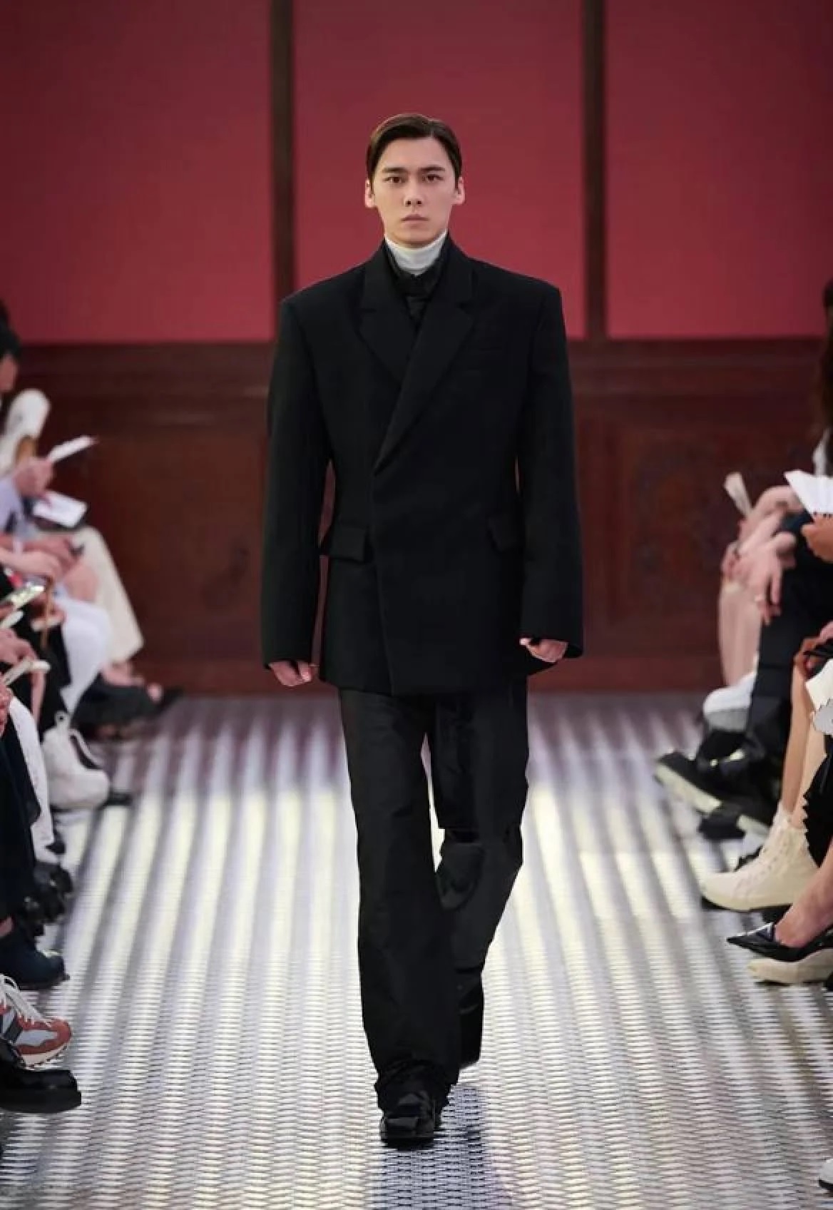 Prada phá vỡ lệnh cấm để trình diễn thời trang  ảnh 3 Prada pha vo lenh cam de trinh dien thoi trang anh 3