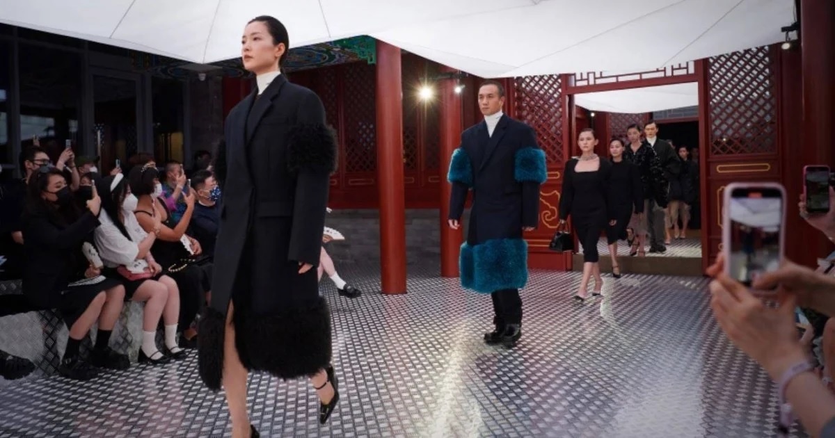 Prada phá vỡ lệnh cấm để trình diễn thời trang  ảnh 1 Prada pha vo lenh cam de trinh dien thoi trang anh 1