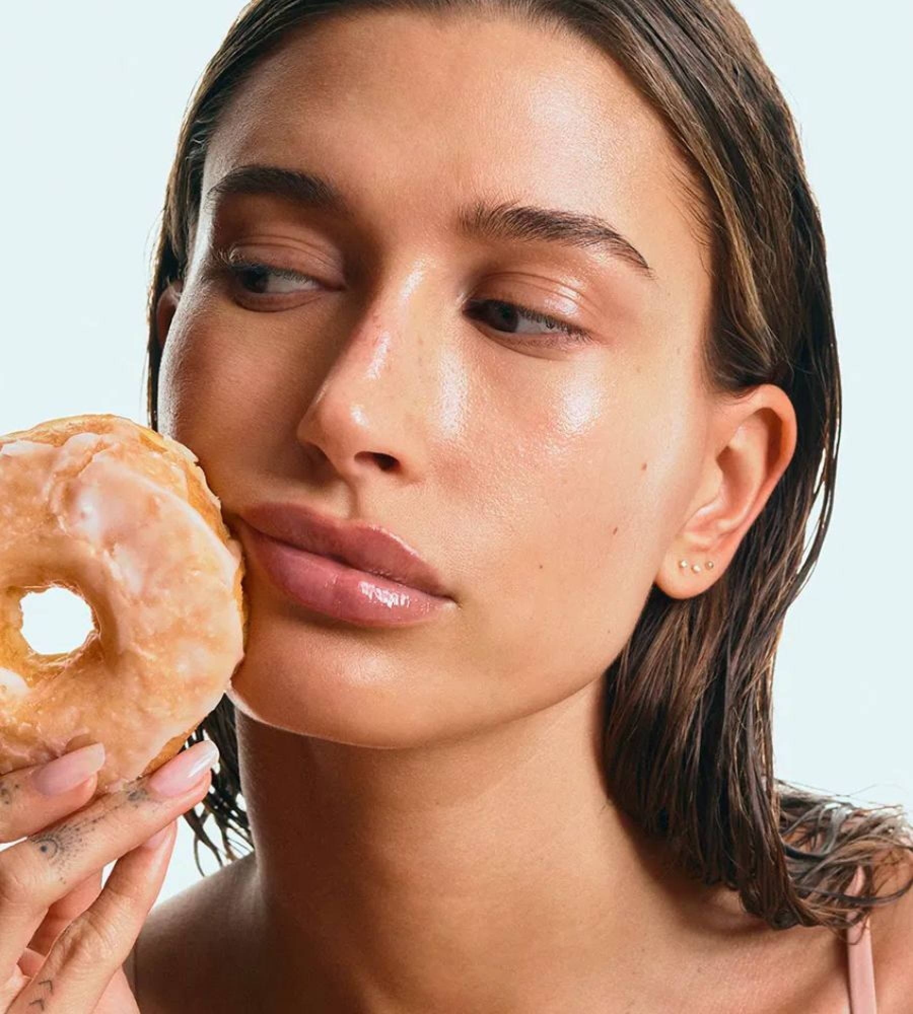 mẹo chăm sóc da của Hailey Bieber ảnh 2 meo cham soc da cua Hailey Bieber anh 2