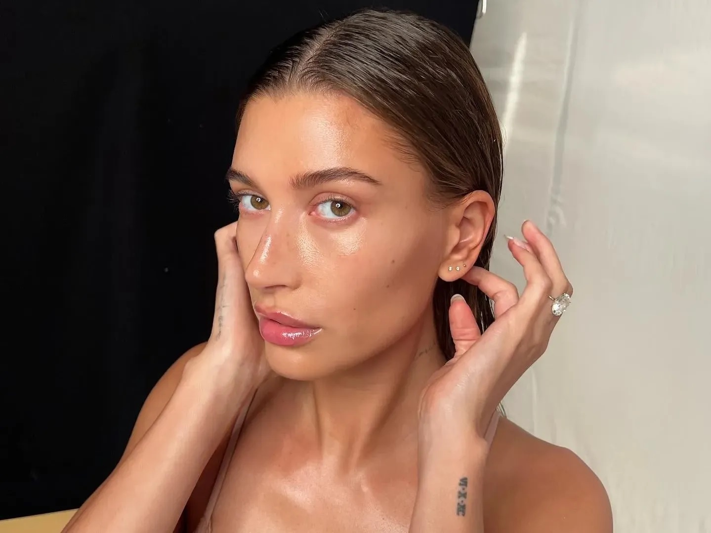 mẹo chăm sóc da của Hailey Bieber ảnh 1 meo cham soc da cua Hailey Bieber anh 1