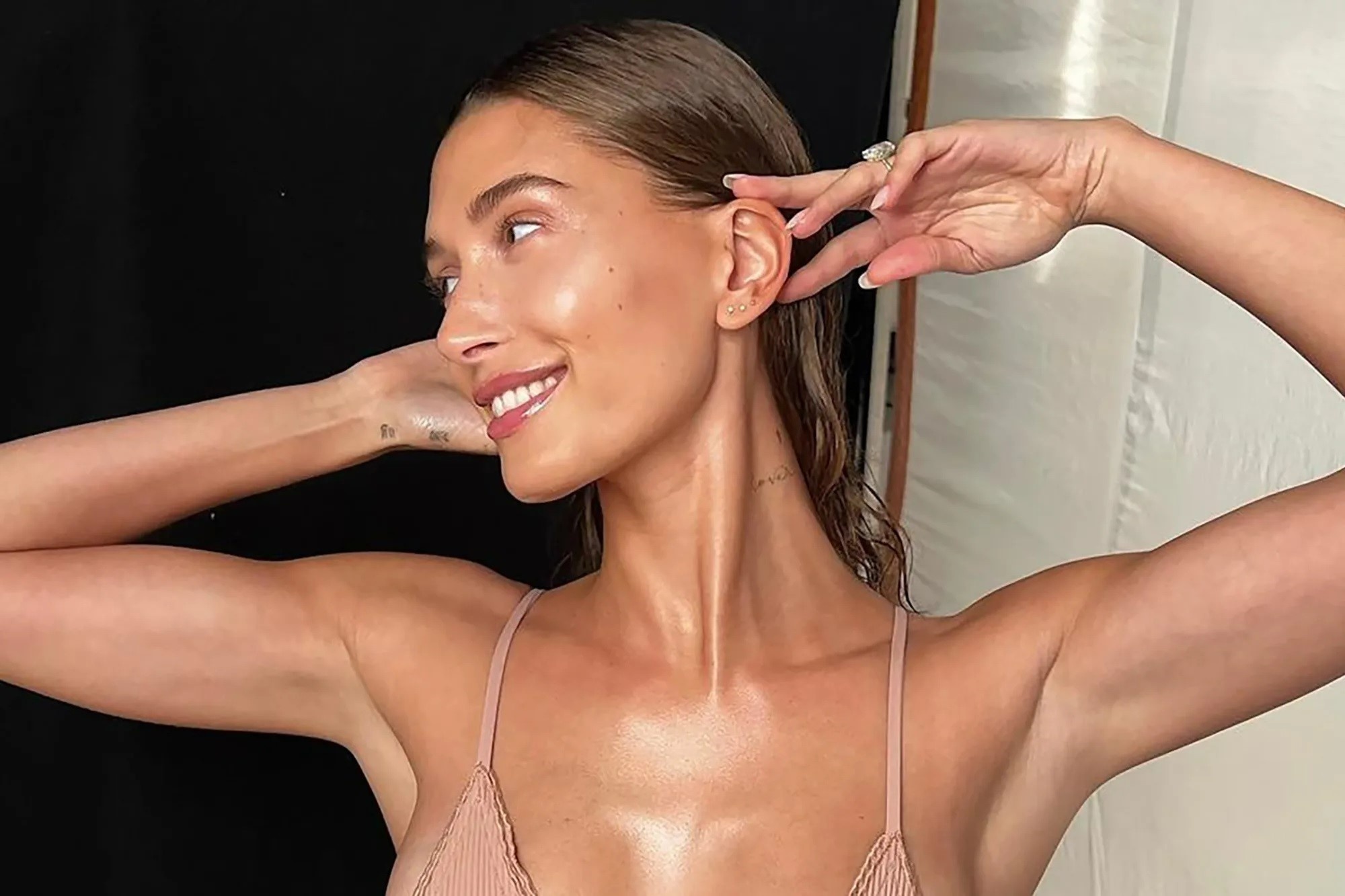 Cach Hailey Bieber co lan da cang bong hinh anh