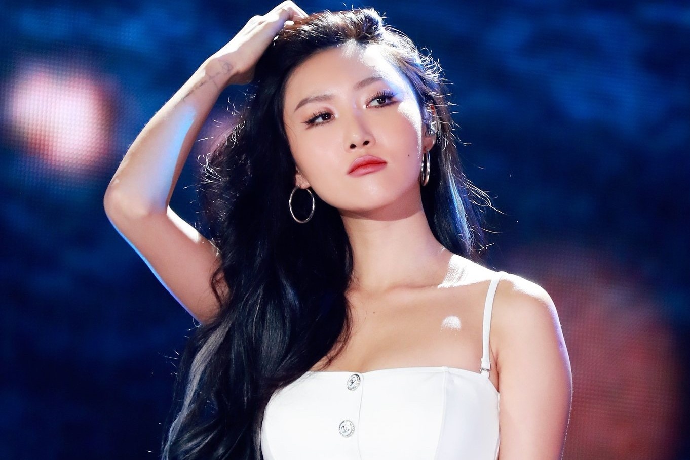 Bo suu tap tui xach hang hieu cua Hwasa hinh anh