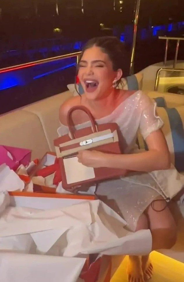 Kylie Jenner mac xuyen thau trong tiec sinh nhat anh 1