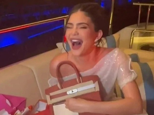 Kylie Jenner duoc tang tui Hermes 100.000 USD hinh anh