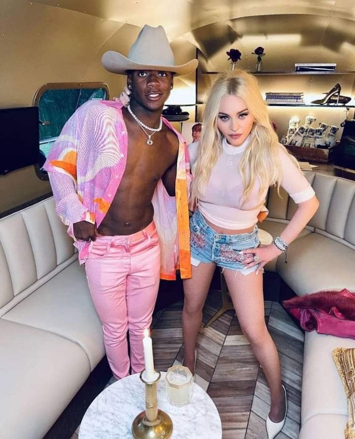 con trai Madonna mặc váy ảnh 8 con trai Madonna mac vay anh 8