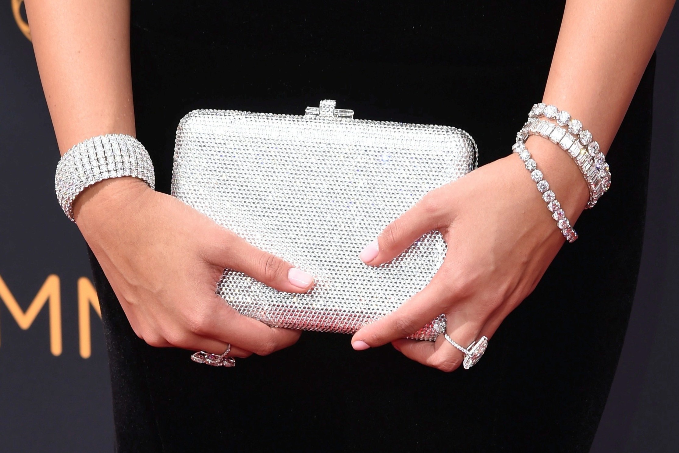 Vong deo tay duoc gioi hip hop yeu thich hinh anh