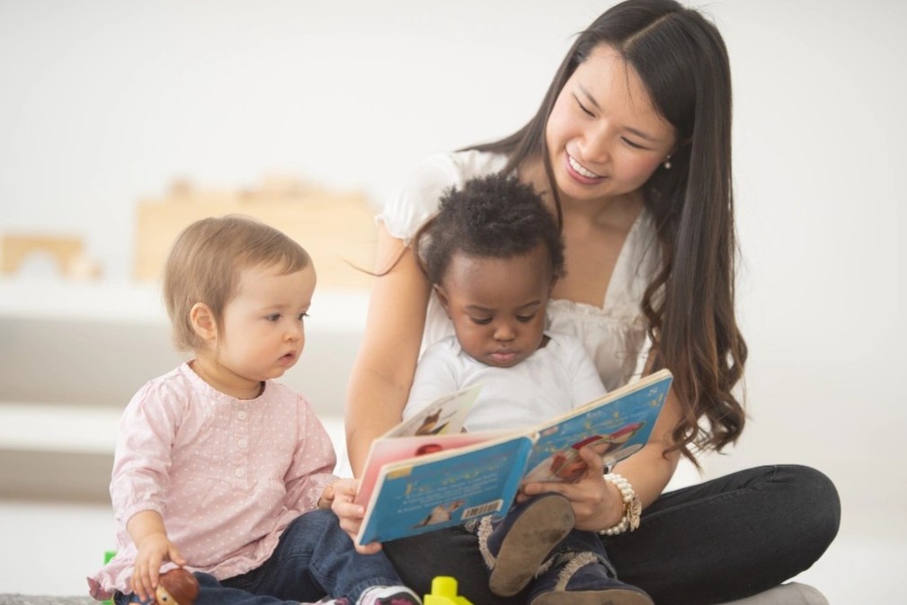 Cha me phai nghi viec vi hoc phi nha tre tang cao hinh anh