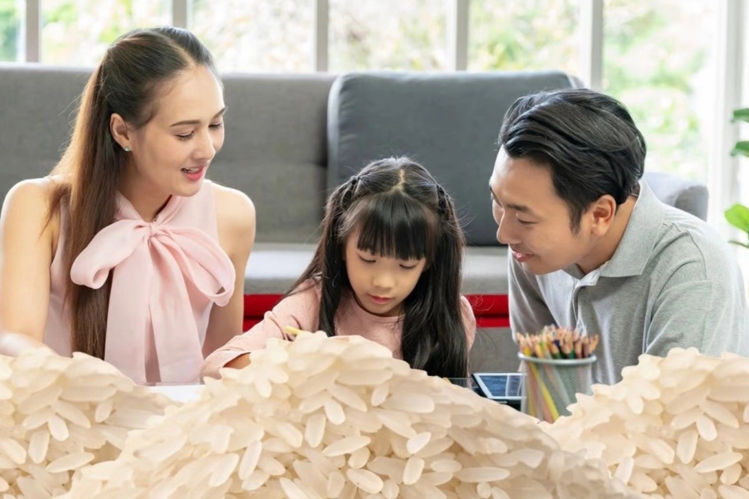 Ca gia dinh Trung Quoc cung dem 10.000 hat gao de con lam bai ve nha hinh anh