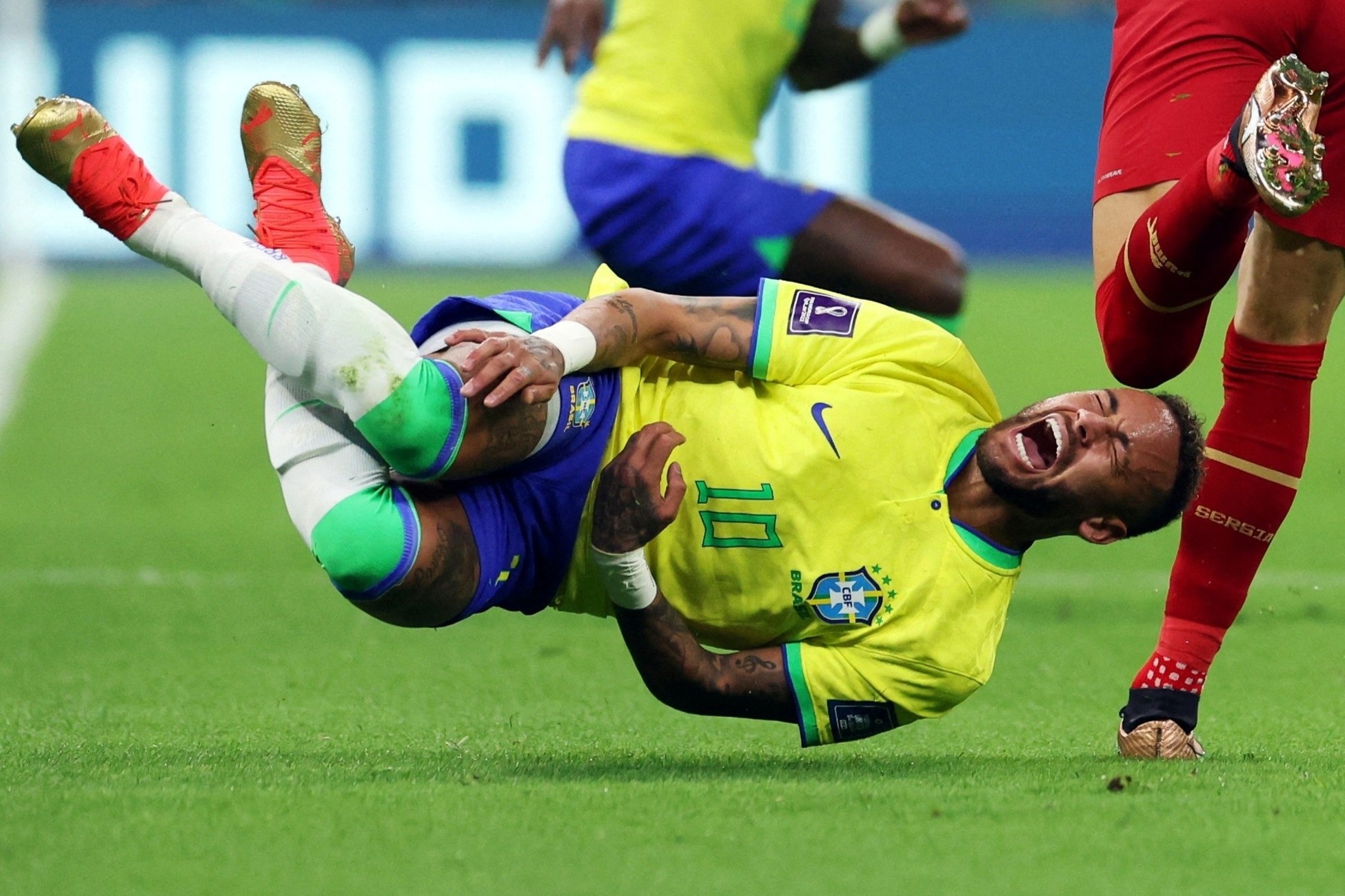 Can 48 gio de xac dinh muc do chan thuong cua Neymar hinh anh