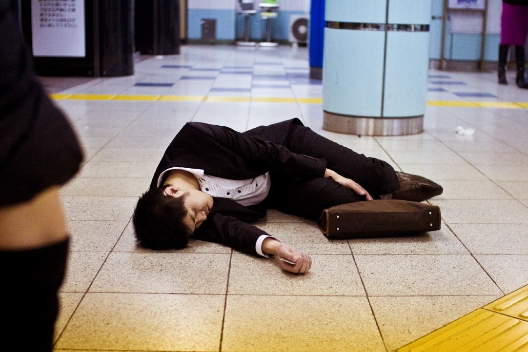 Giao vien Nhat Ban tu vong vi lam viec qua suc hinh anh