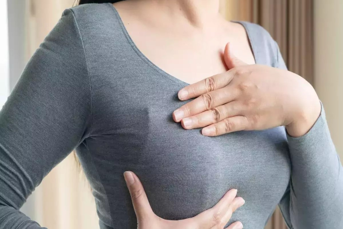 Nguoi phu nu bi ung thu vu khi nguc khong doi xung hinh anh