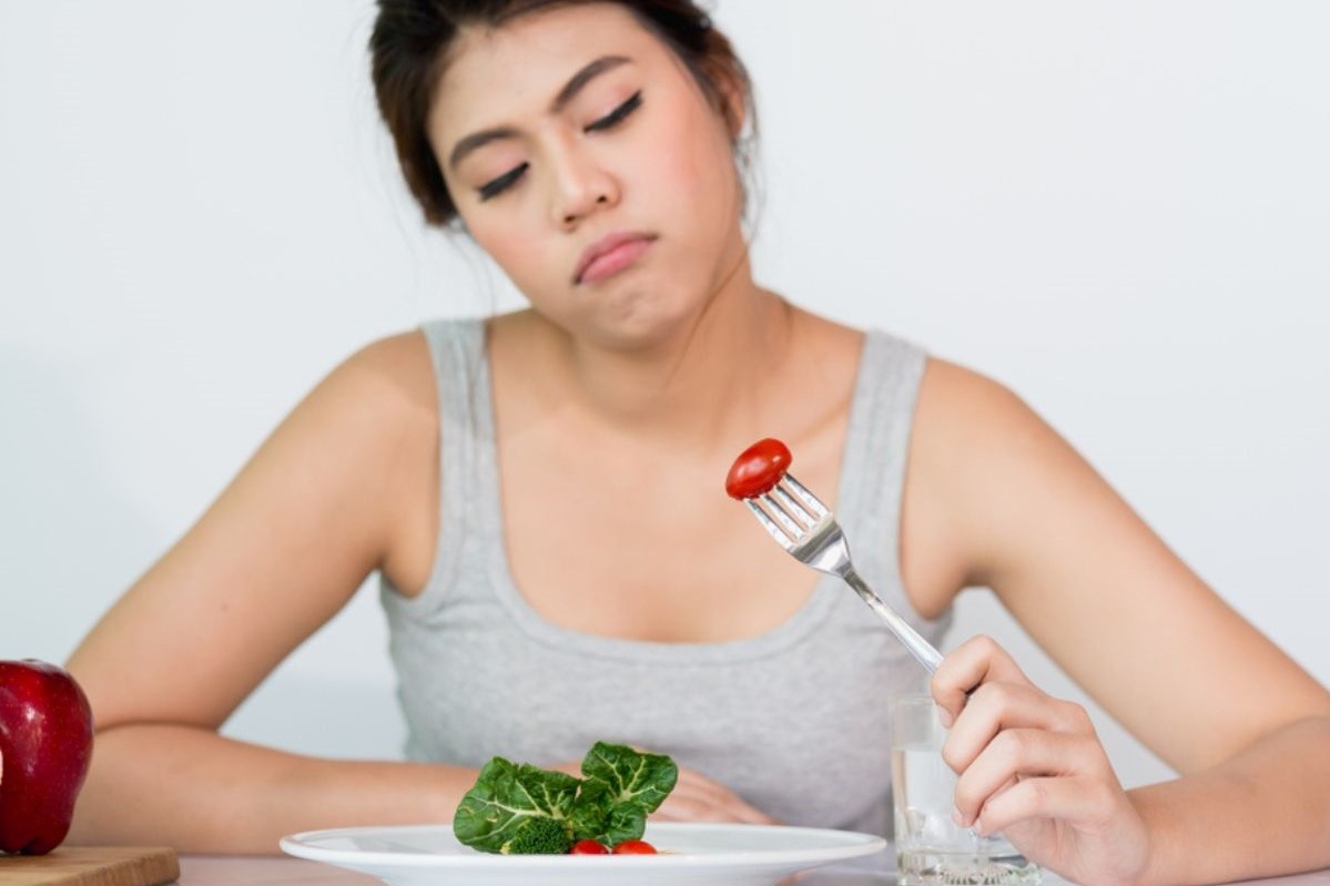 Tac dung phu len co the khi ban cat giam luong calo hinh anh