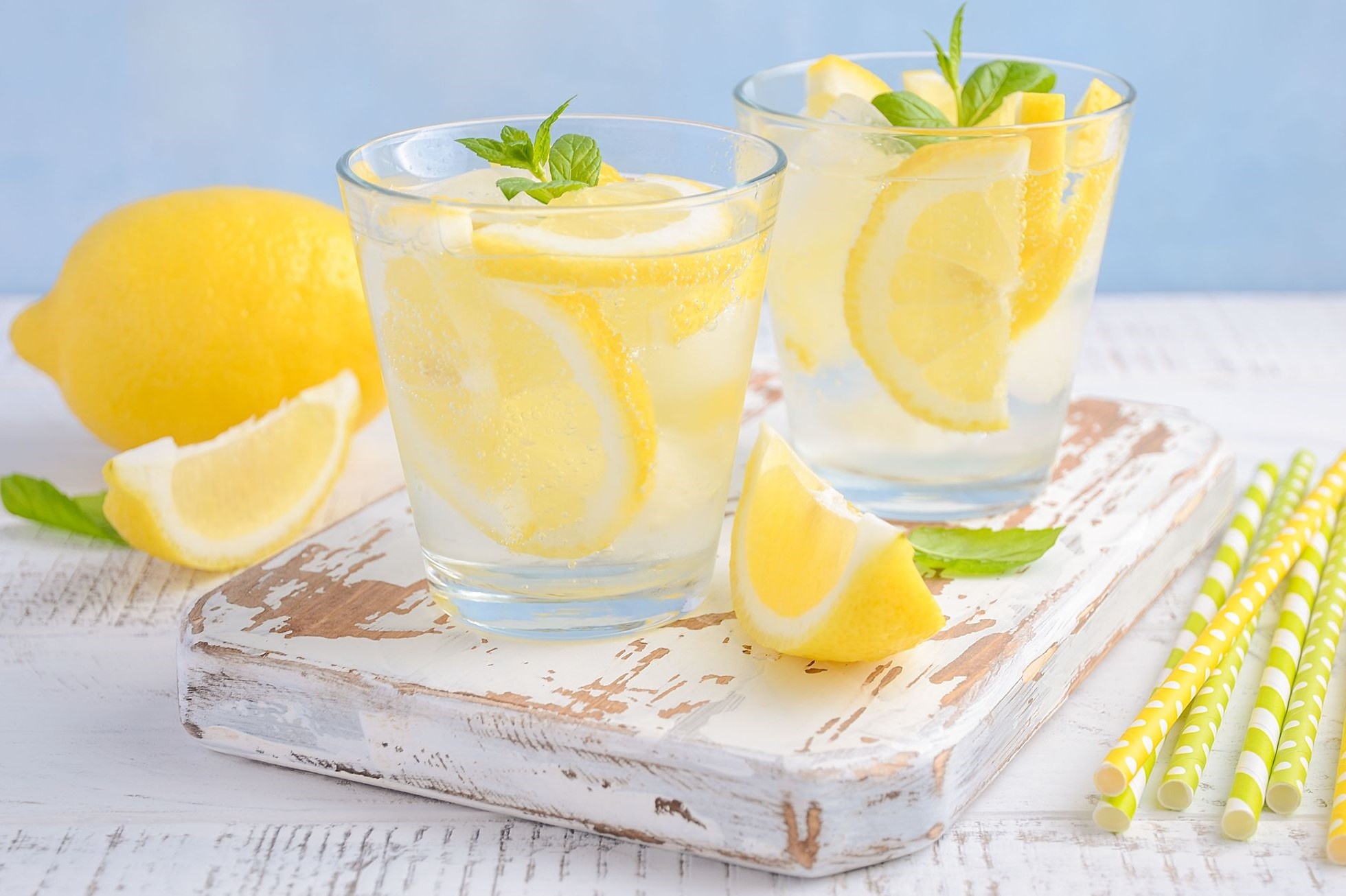 Thoi quen uong don gian de co bung phang hinh anh