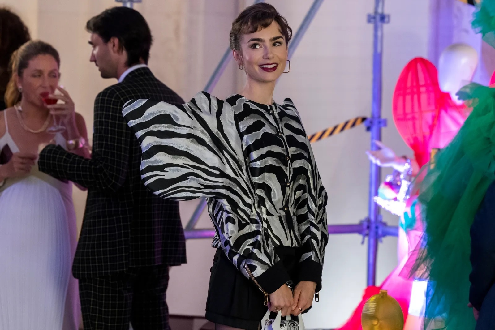 thoi trang Emily in Paris anh 16