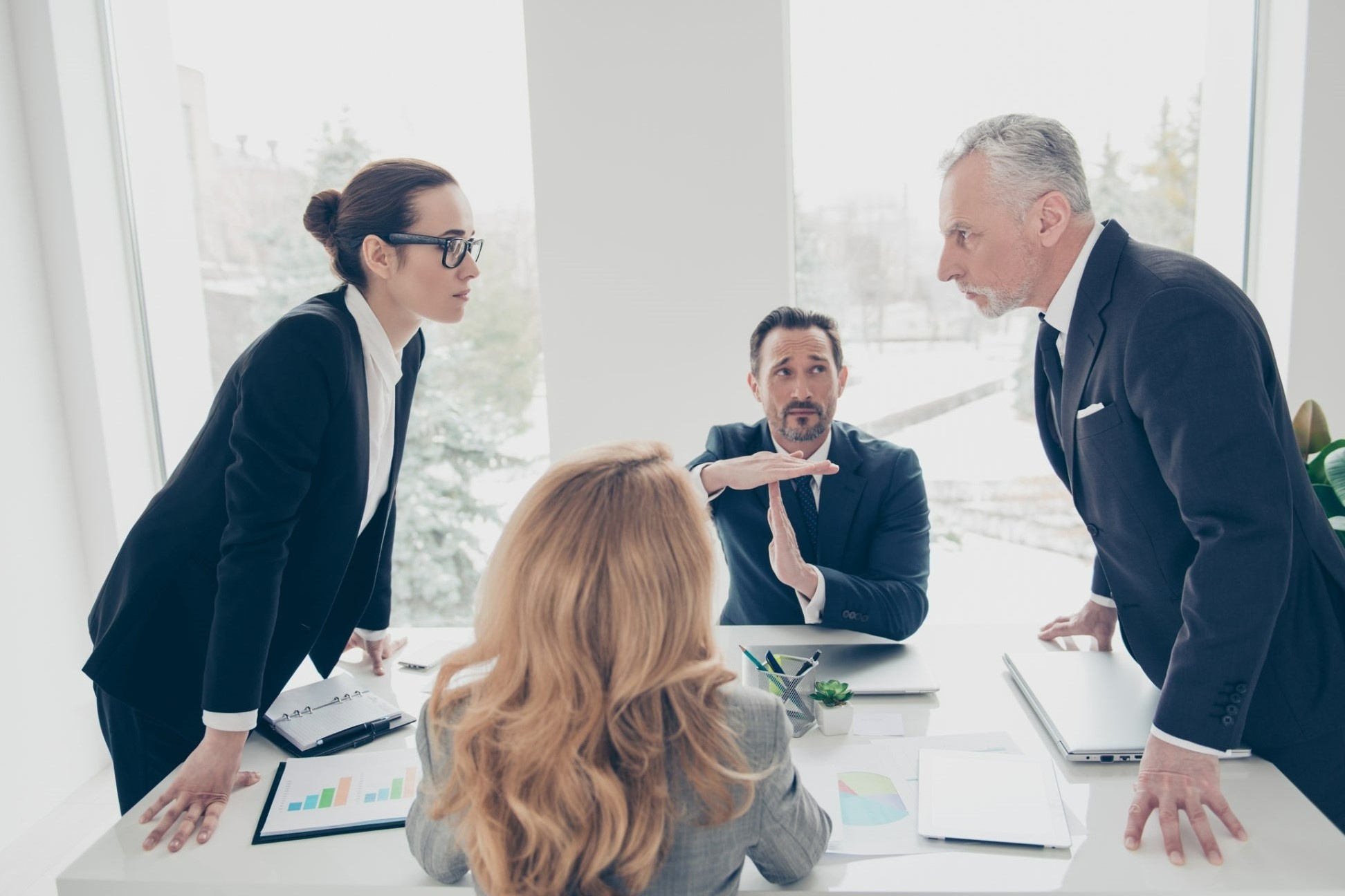 Cach giai quyet xung dot tai noi lam viec hinh anh