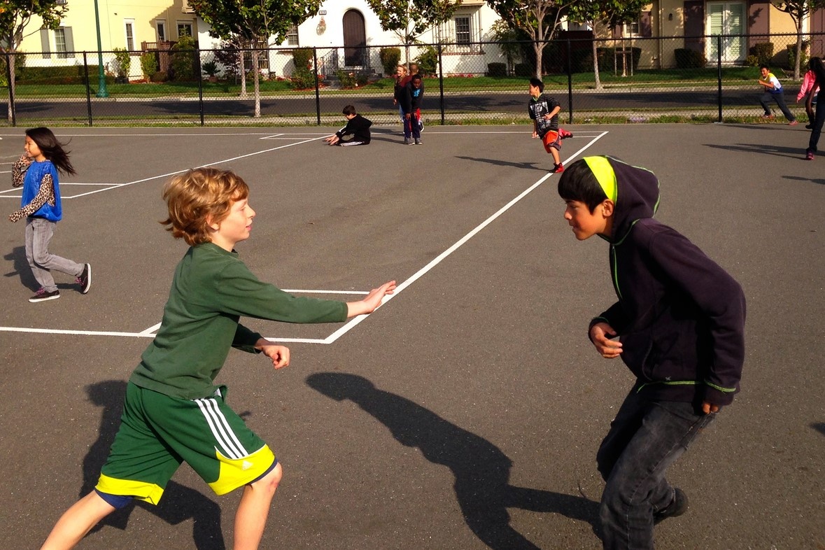 Phu huynh phan doi viec lay gio ra choi cua tre de ky luat hinh anh