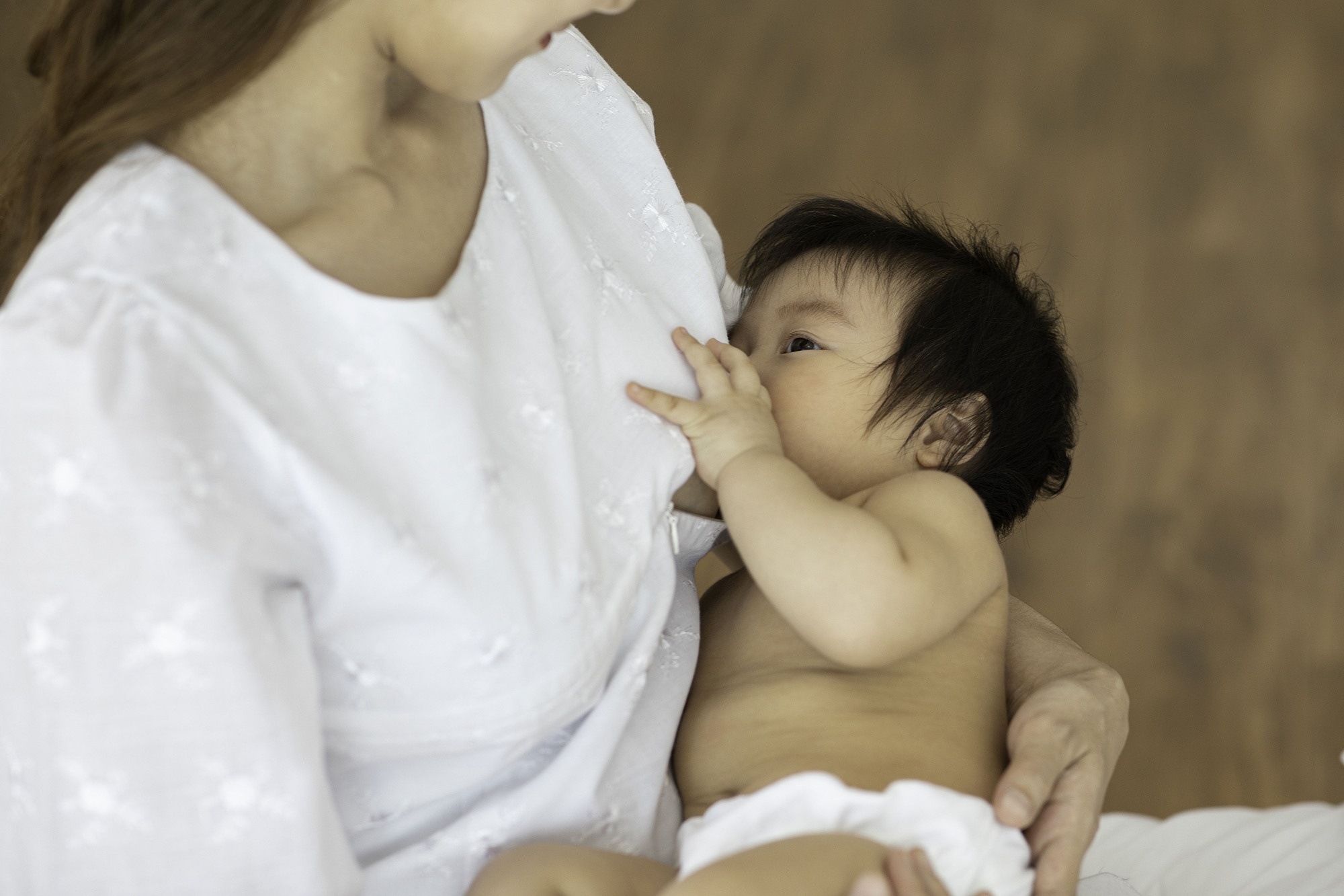 Khac phuc viec noi man do o nguc khi cho con bu hinh anh