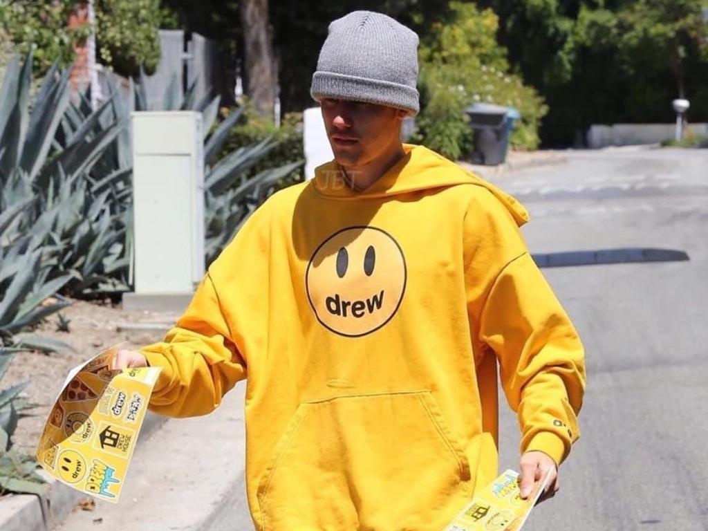 Justin Bieber do xe va tang qua cho paparazzi hinh anh