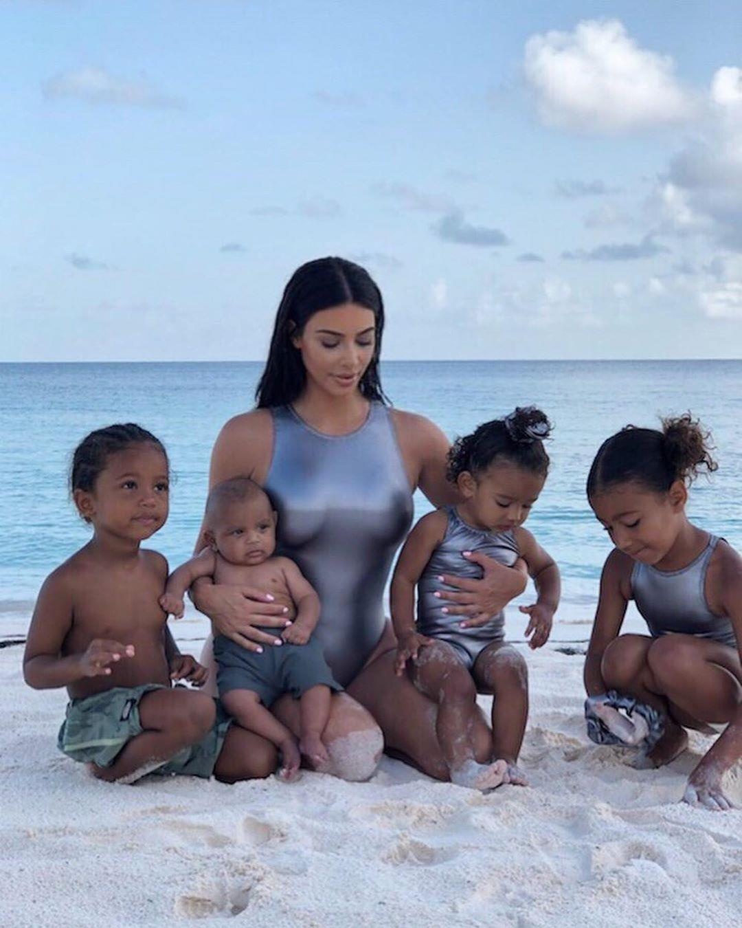 Gia đình nhà Kardashian diện đồ bơi sành điệu ảnh 1 Gia dinh nha Kardashian dien do boi sanh dieu anh 1