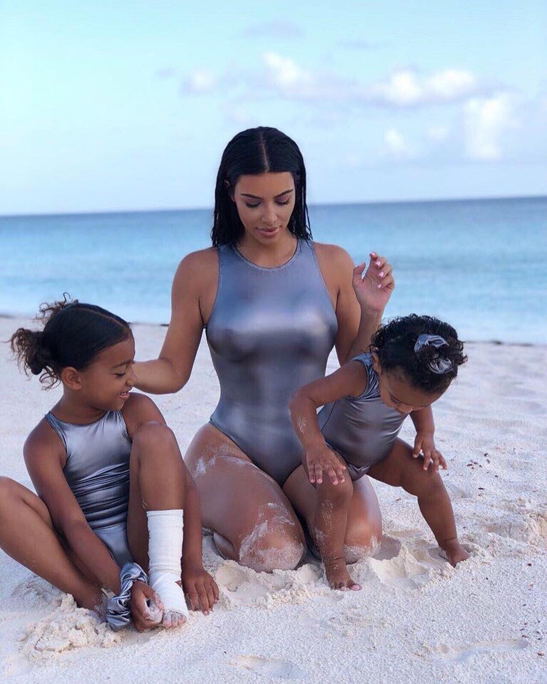 Gia đình nhà Kardashian diện đồ bơi sành điệu ảnh 2 Gia dinh nha Kardashian dien do boi sanh dieu anh 2