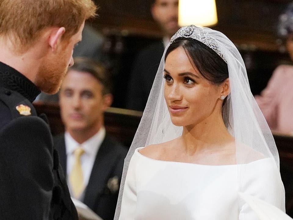 Cong nuong Meghan Markle mac vay cuoi 300 USD cua Givenchy hinh anh
