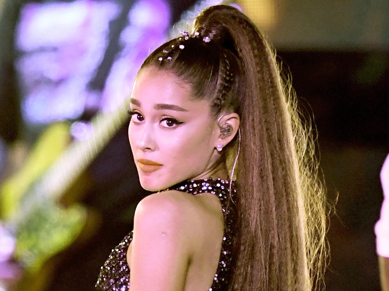 Bat chuoc Ariana Grande doi mau lien tuc khong so bi hong toc hinh anh
