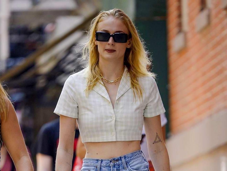 My nhan 'Game of Thrones' bi che khi di tat voi dep xuong pho hinh anh