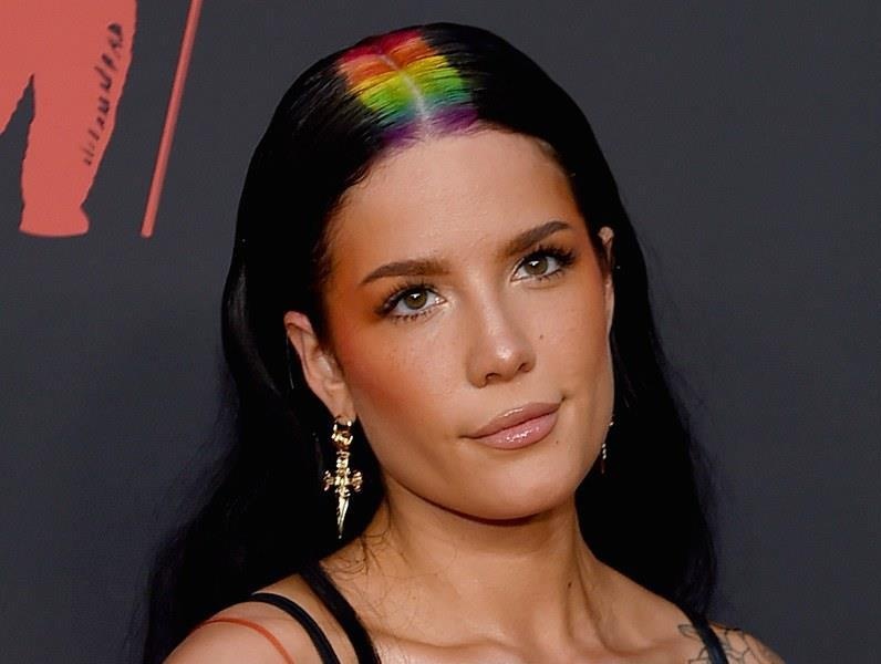 Kieu lam toc, trang diem cua sao nu nao dac biet nhat VMAs 2019? hinh anh