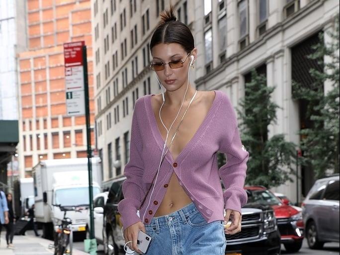 Bella Hadid thich dien trang phuc ho henh vong mot xuong pho hinh anh