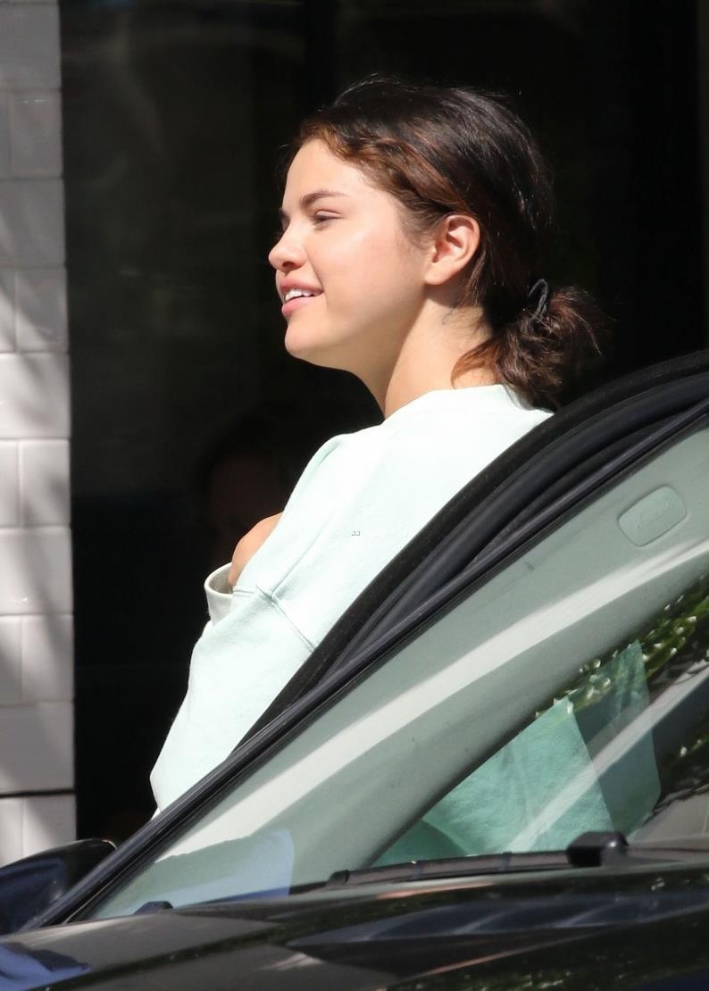 selena gomez mac do loi thoi van gay bao` anh 8