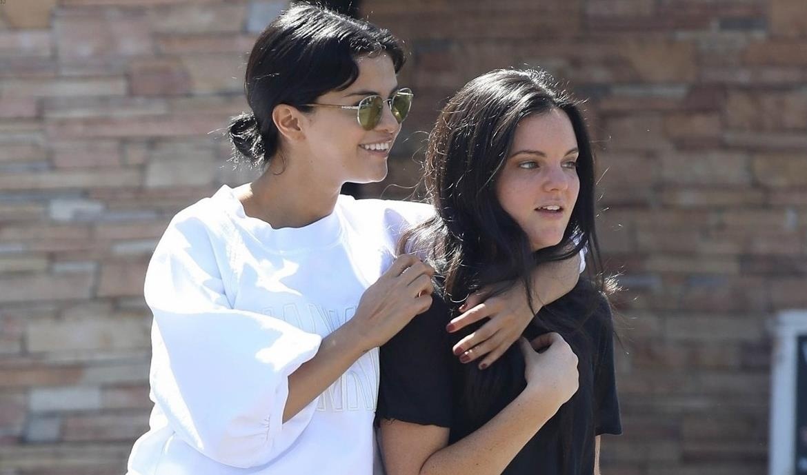 selena gomez mac do loi thoi van gay bao` anh 7