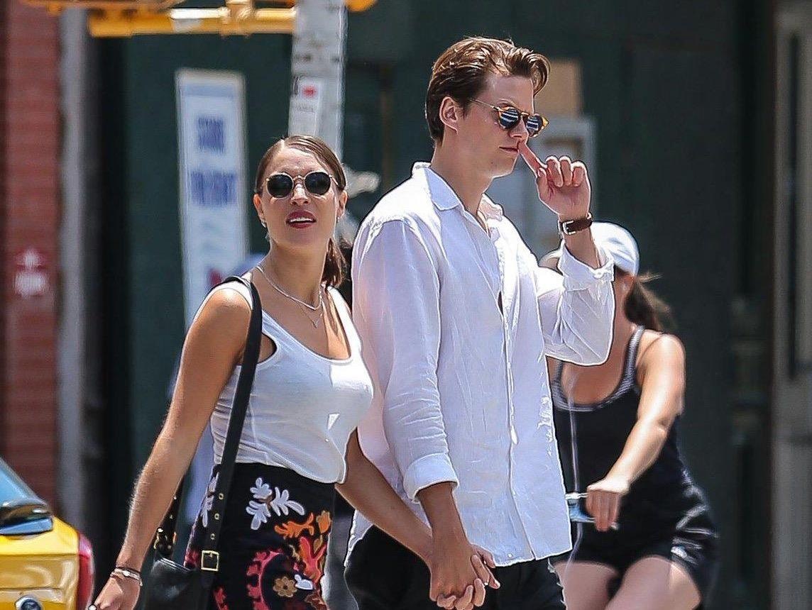 Ga he ma quai IT co ban gai hon 5 tuoi, thuong dien do doi xuong pho hinh anh