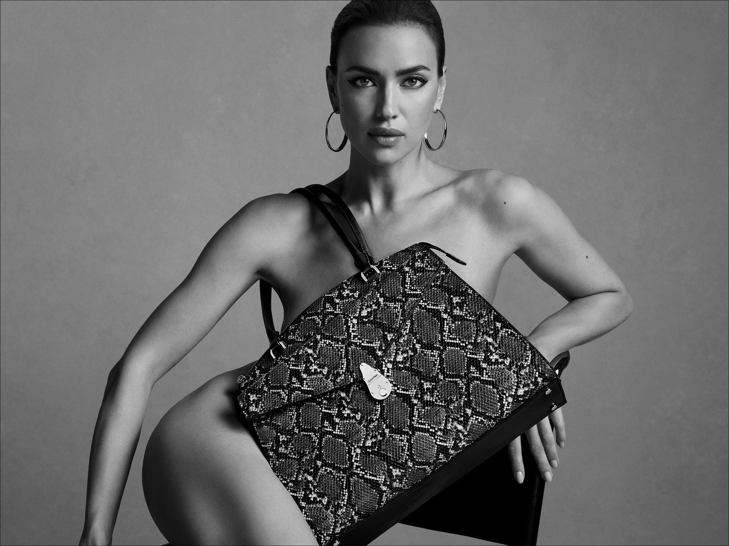 Irina Shayk khoa than khi chup anh mau cho Calvin Klein hinh anh