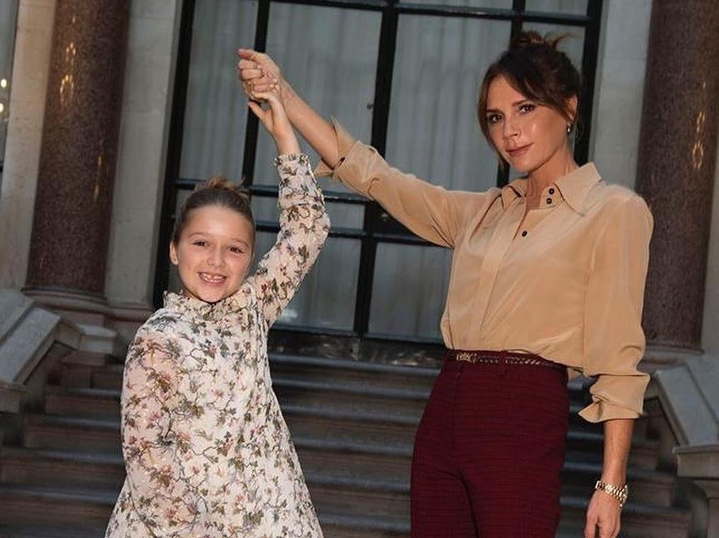 Harper Beckham dien vay don sac, gia binh dan van duoc khen hinh anh