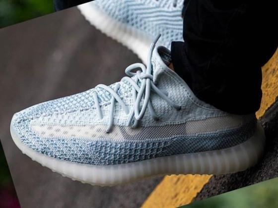 Dap hop giay Yeezy 350 Cloud White mo ban o Viet Nam thu bay nay hinh anh