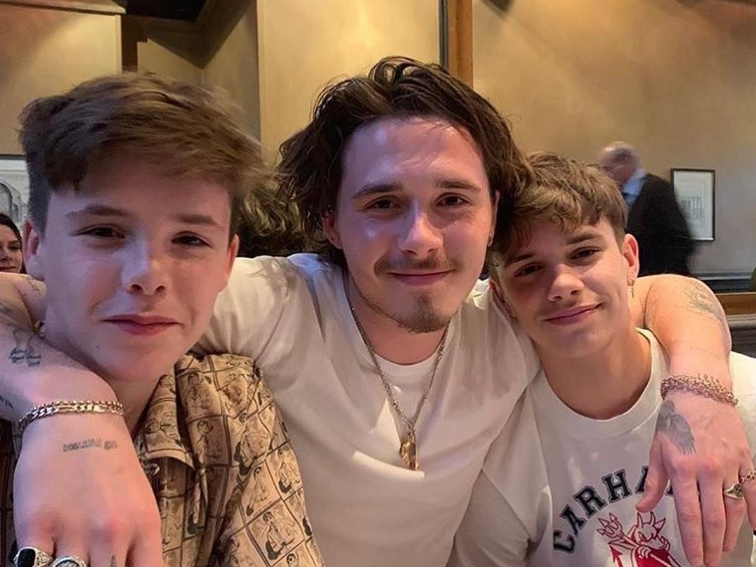 Brooklyn Beckham mac nhu ong chu, hai em trai lai theo style tre trung hinh anh
