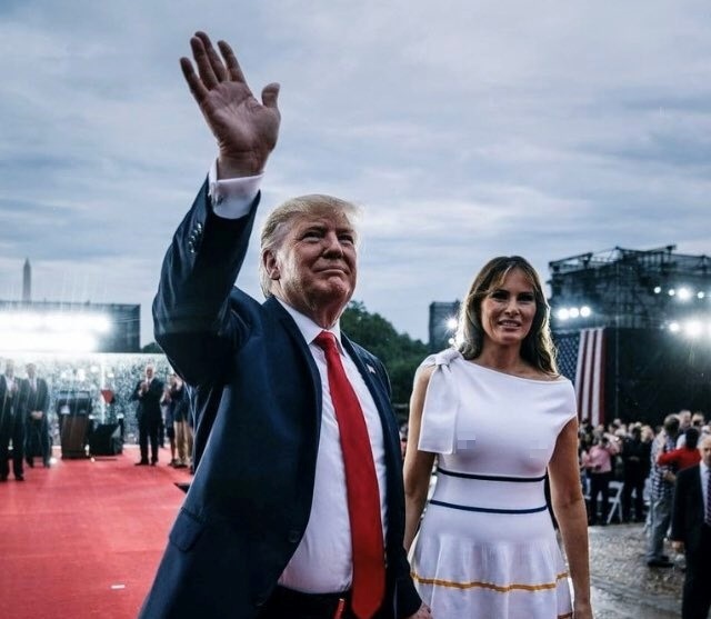 vo tong thong donald trump dien do sexy anh 3