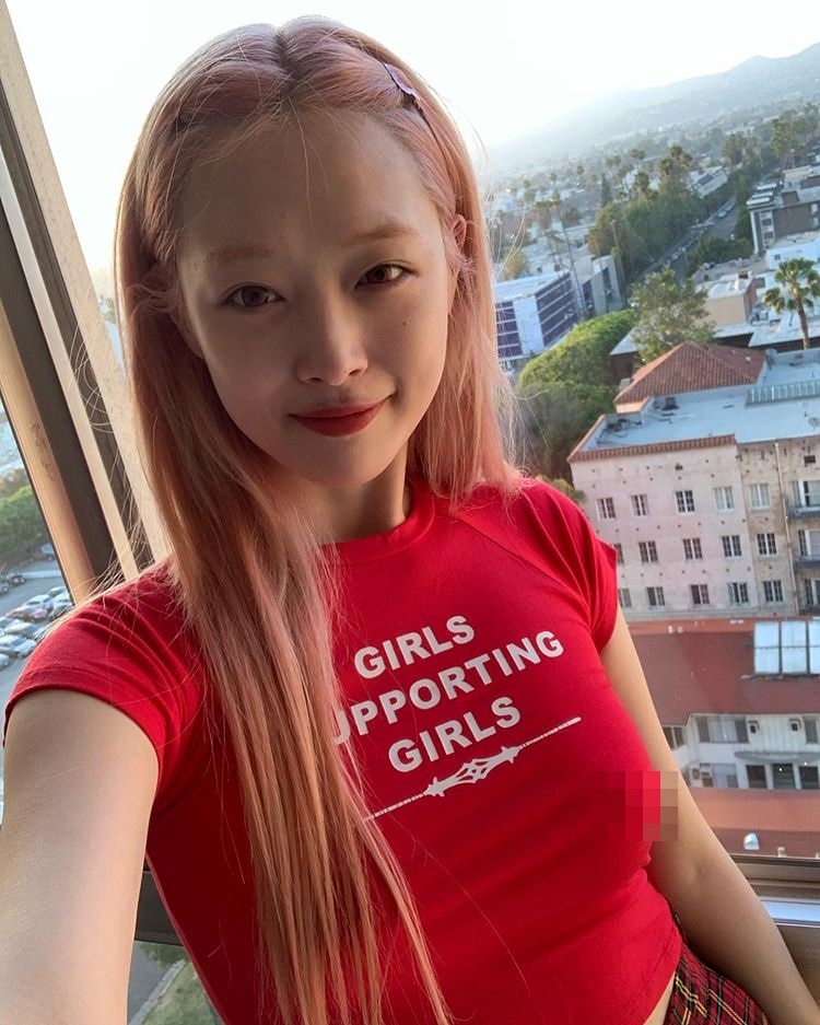 sulli lộ ngực khi đang livestream trên instagram ảnh 2 sulli lo nguc khi dang livestream tren instagram anh 2