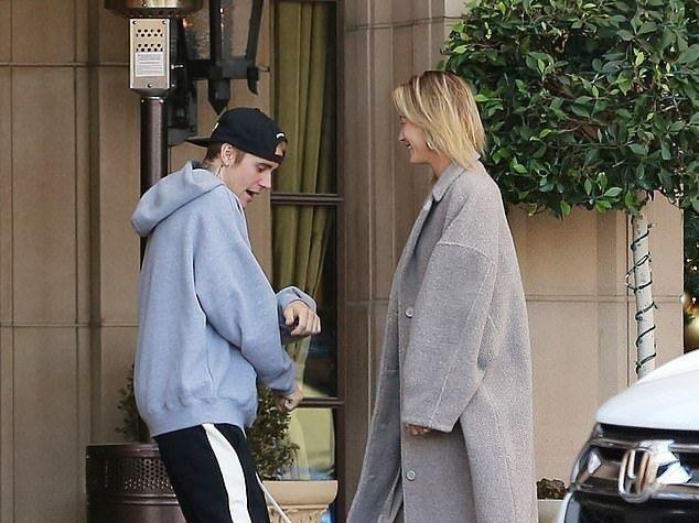 Vo chong Justin Bieber thi nhay truoc cua khach san hinh anh