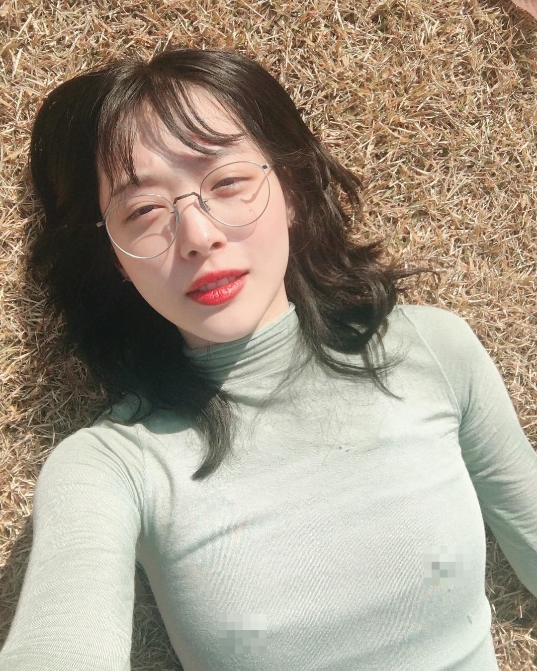 sulli lộ ngực khi đang livestream trên instagram ảnh 3 sulli lo nguc khi dang livestream tren instagram anh 3