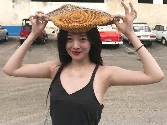 Sulli lai khong mac noi y, ho henh vong mot khi livestream hinh anh