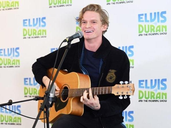 Cody Simpson khoe giong hat truyen cam voi ca khuc 'Without me' hinh anh
