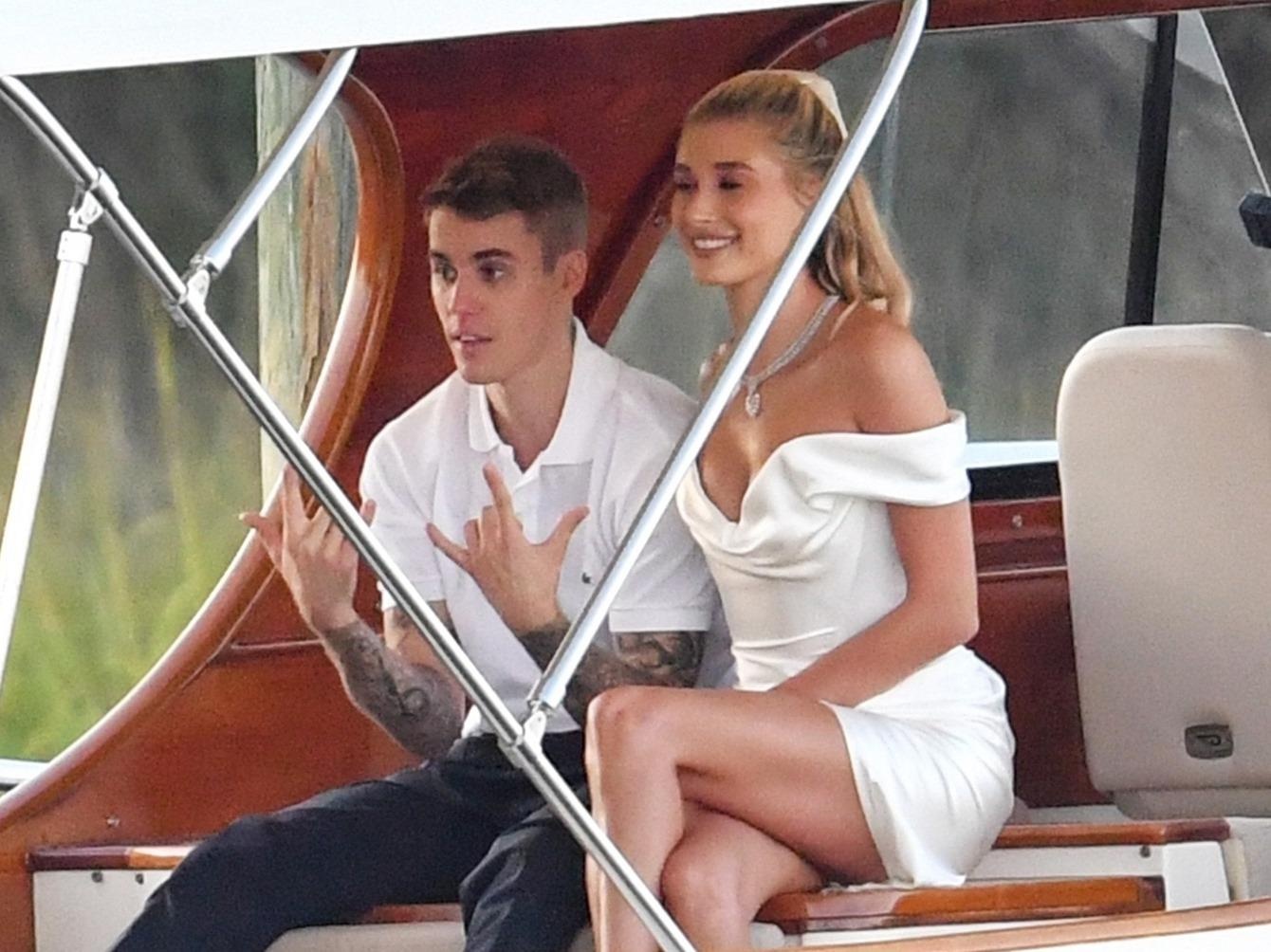 Toan bo man an dien dat do cua vo chong Justin Bieber trong dam cuoi hinh anh